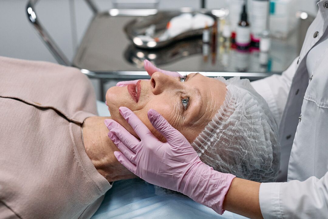 Preparar a pel facial para unha renovación profunda, que é necesaria a partir dos 50 anos