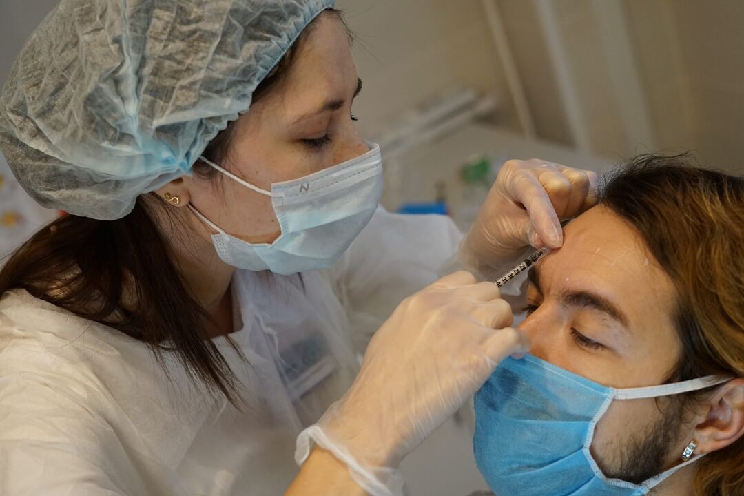 Terapia botulínica procedemento de inxección para o rexuvenecemento da pel facial