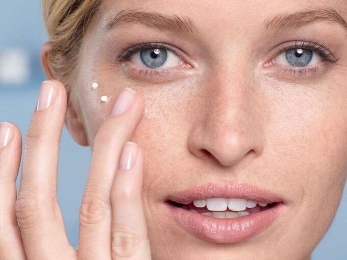 aplicar crema para rexuvenecer a pel arredor dos ollos