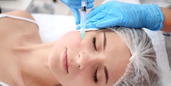 Un cosmetólogo realiza un procedemento de rexuvenecemento da pel facial con plasma