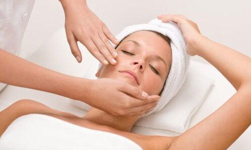 A masaxe facial escultórica proporcionará á pel o efecto lifting necesario